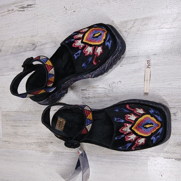 New without box
Farm Rio Black Closed Toe Platform Sandals #1409 - Picture 10 of 11
